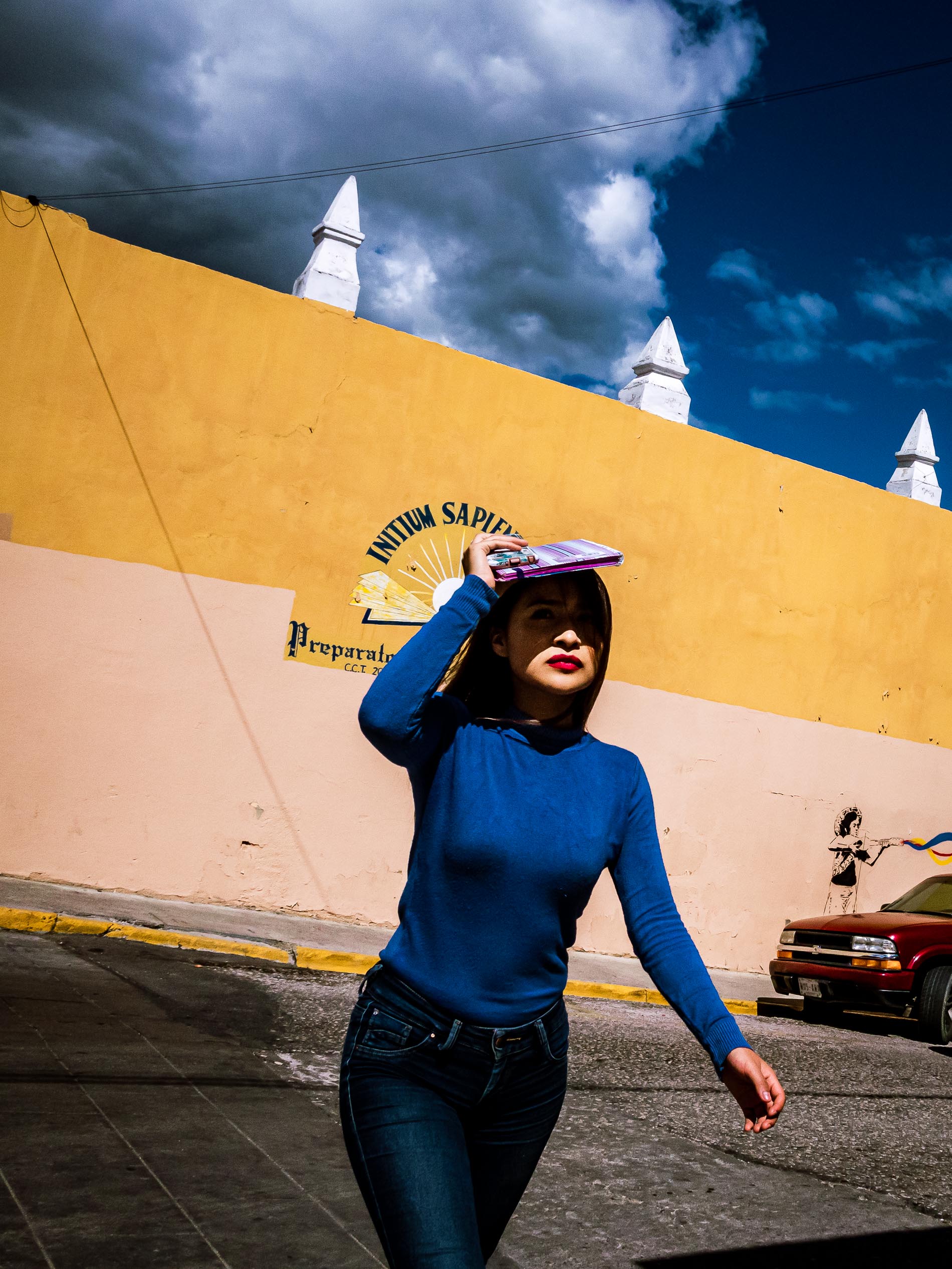 Junge Frau beim Überqueren der Straße in Oaxaca Mexiko