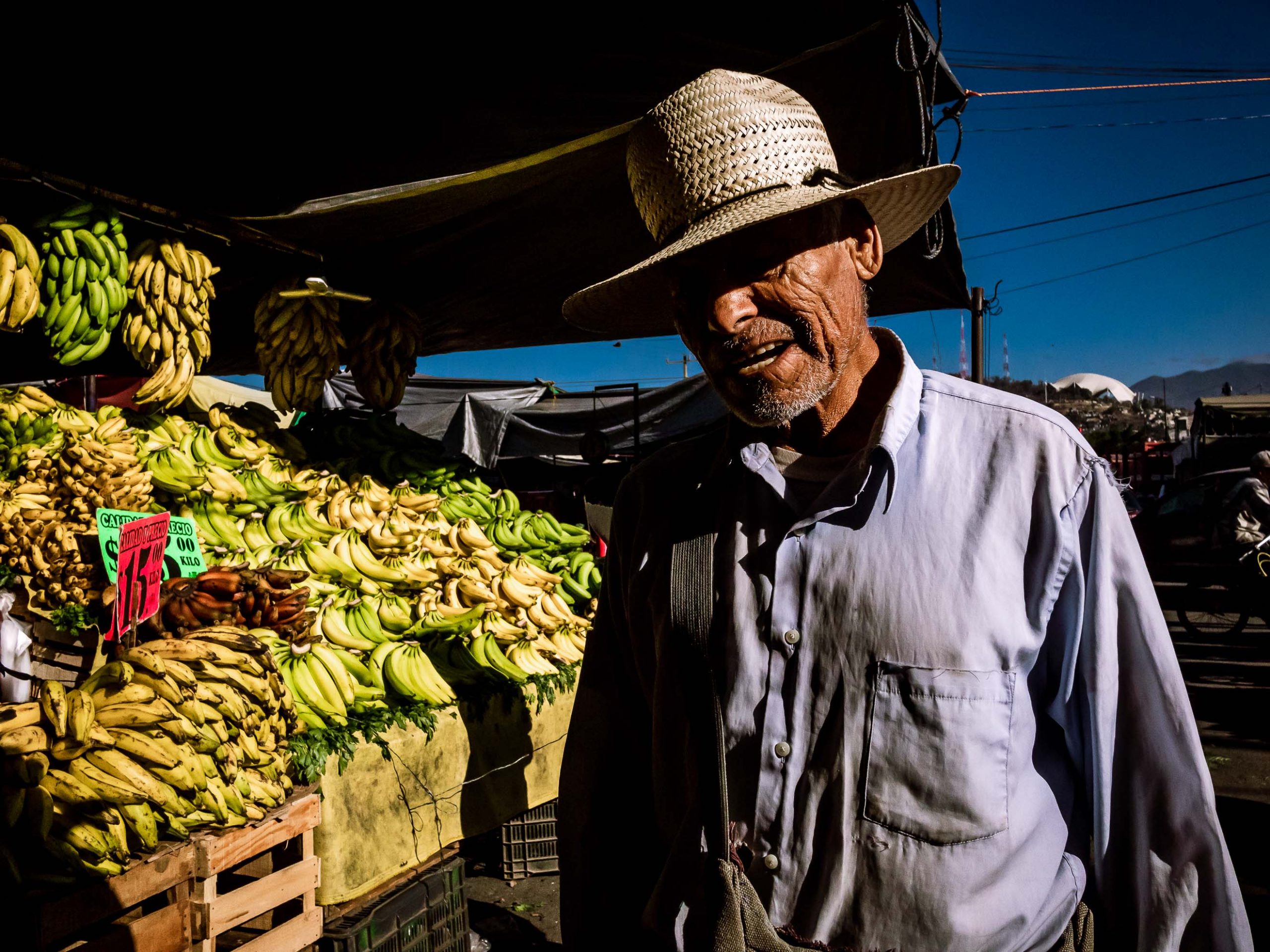 Mann morgens auf dem Markt in Oxaca, Mexiko