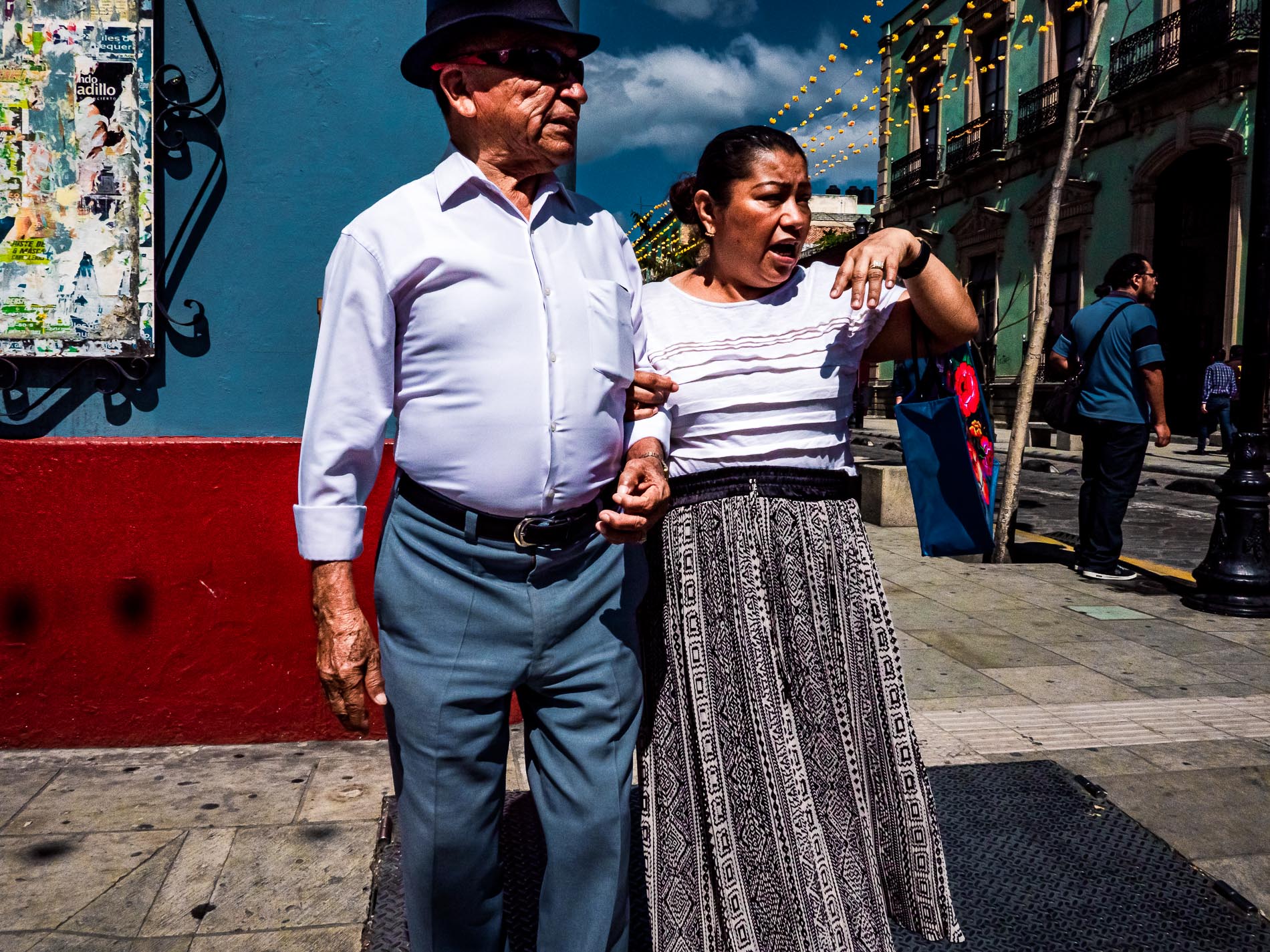 Ein Paar wartet um die Straße zu überqueren in Oaxaca, Mexiko