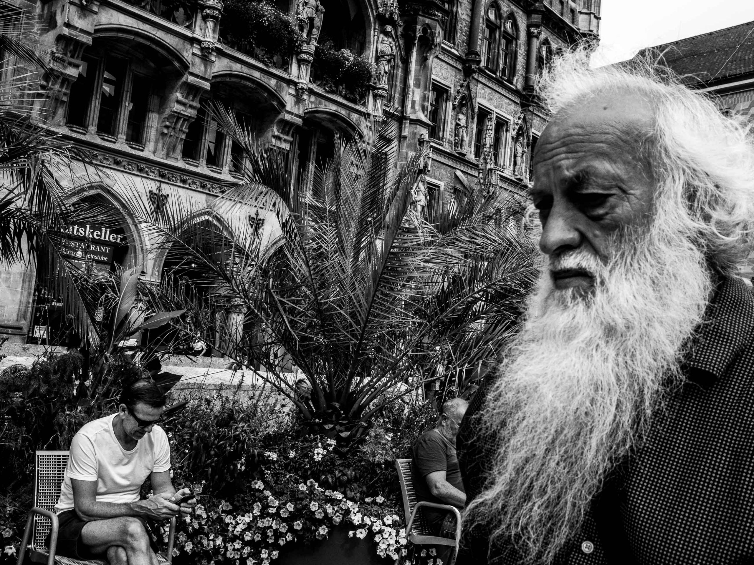 Alter Mann mit langem weißen Bart am Marienplatz in München