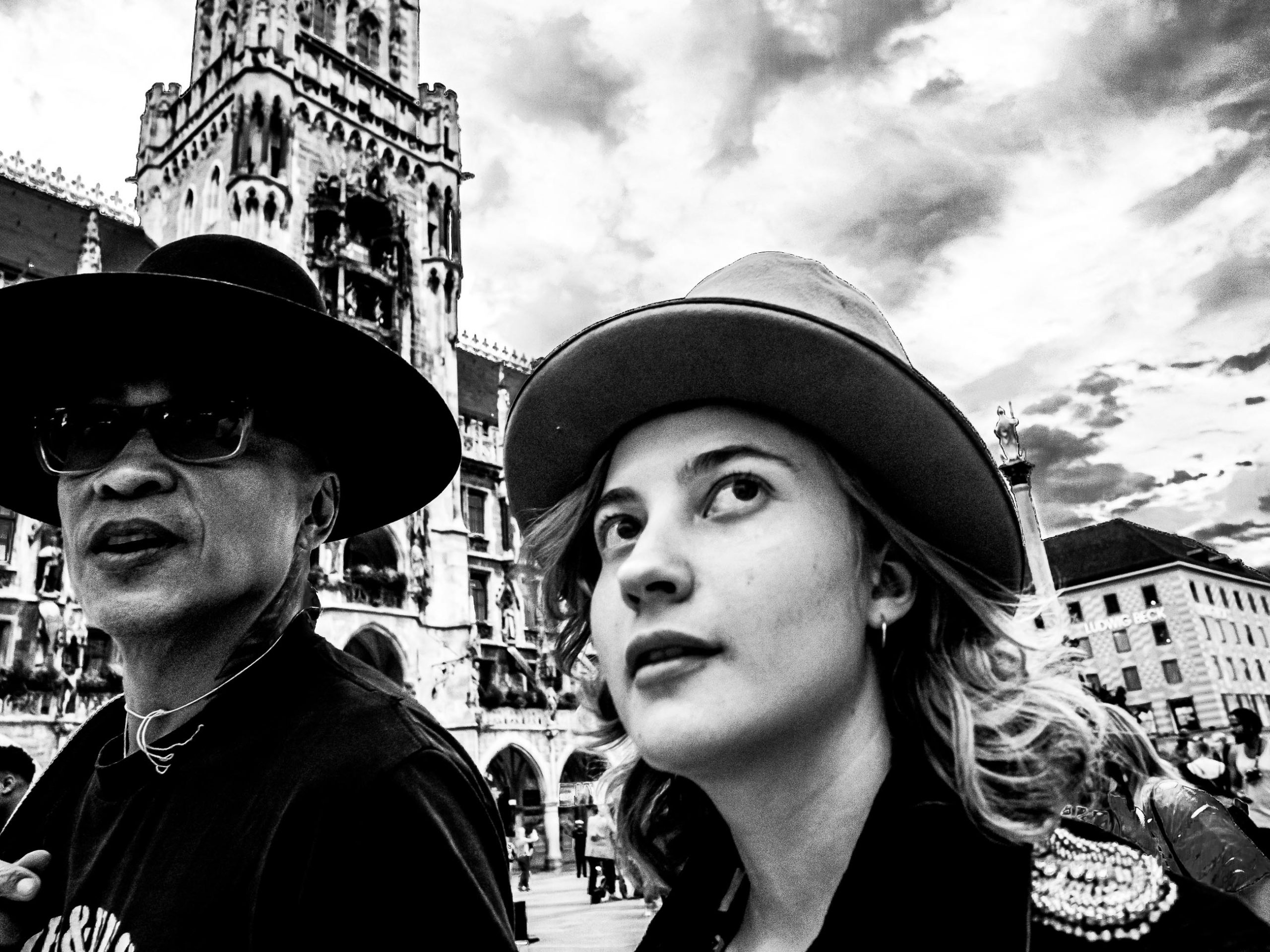 Paar mit Hüten am Marienplatz in München im September 2020